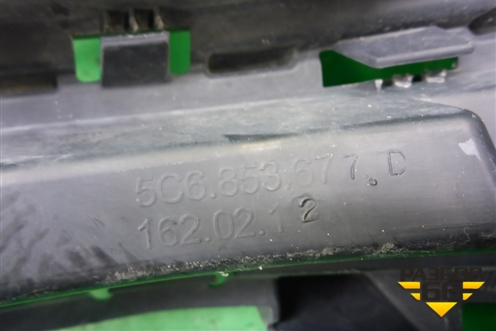 Решетка в передний бампер центральная (после 2014г) (5C6853677D) для Volkswagen Jetta с 2010-2019г (Джетта)