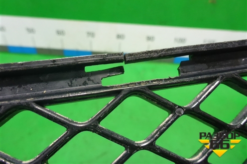 Решетка в передний бампер центральная (до 2012г) (6400A827) для Mitsubishi Lancer-X с 2007г (Лансер)