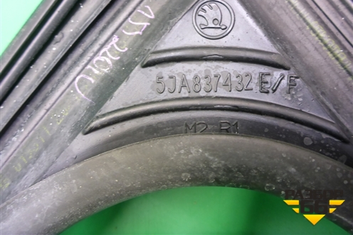 Уплотнитель стекла двери передней правой (5JA837432E) для Skoda Rapid с 2013г (Рапид)