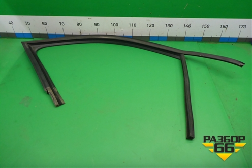 Уплотнитель стекла двери передней правой (5JA837432E) для Skoda Rapid с 2013г (Рапид)