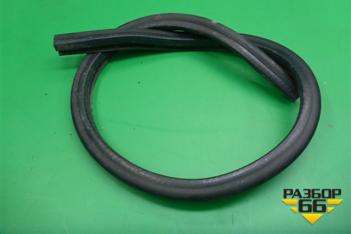 Уплотнитель капота (6V0823723A) для Skoda Rapid с 2013г (Рапид)