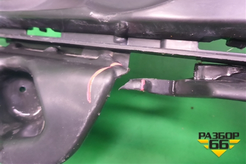 Решетка в передний бампер правая (после 2015г) (5311260210) для Toyota Land Cruiser (200) с 2008г (Ленд Крузер)