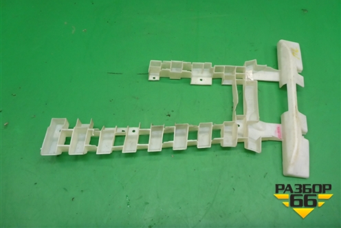 Кронштейн (обшивки стойки центральной левой) (7L0880671D) для Volkswagen Touareg c 2002-2010г (Туарег)