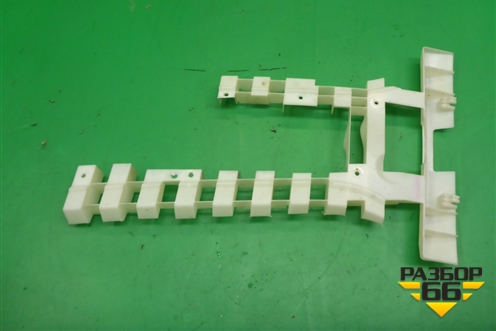 Кронштейн (обшивки стойки цетральной правой) (7L0880672D) для Volkswagen Touareg c 2002-2010г (Туарег)