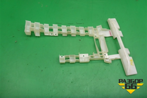 Кронштейн (обшивки стойки цетральной правой) (7L0880672D) для Volkswagen Touareg c 2002-2010г (Туарег)