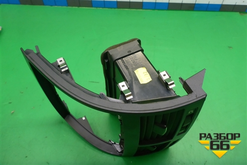 Дефлектор воздушный центральный для Volkswagen Touareg c 2002-2010г (Туарег)