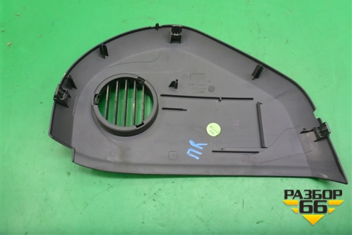 Накладка на торпедо (боковая правая) (7L6857176H) для Volkswagen Touareg c 2002-2010г (Туарег)