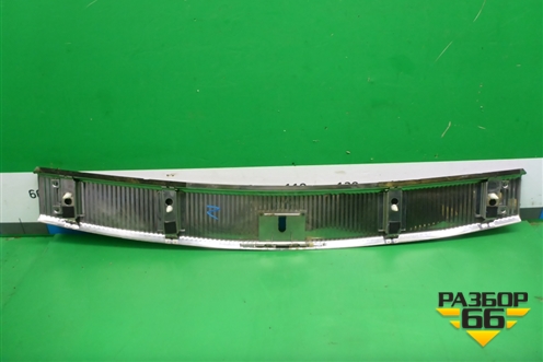 Обшивка багажника на заднюю панель для Volkswagen Touareg c 2002-2010г (Туарег)