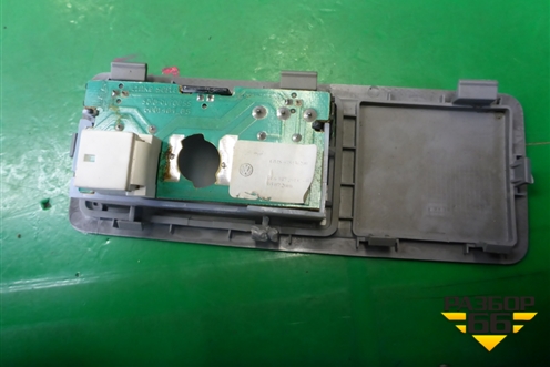 Плафон салонный (левый) для Volkswagen Touareg c 2002-2010г (Туарег)