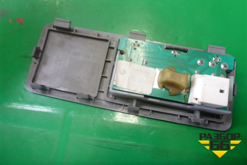 Плафон салонный (правый) для Volkswagen Touareg c 2002-2010г (Туарег)