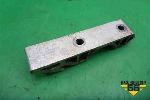 Кронштейн переднего стабилизатора (7L0411063B) для Volkswagen Touareg c 2002-2010г (Туарег)