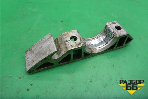 Кронштейн переднего стабилизатора (7L0411063B) для Volkswagen Touareg c 2002-2010г (Туарег)