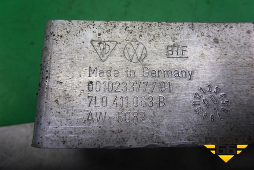 Кронштейн переднего стабилизатора (7L0411063B) для Volkswagen Touareg c 2002-2010г (Туарег)