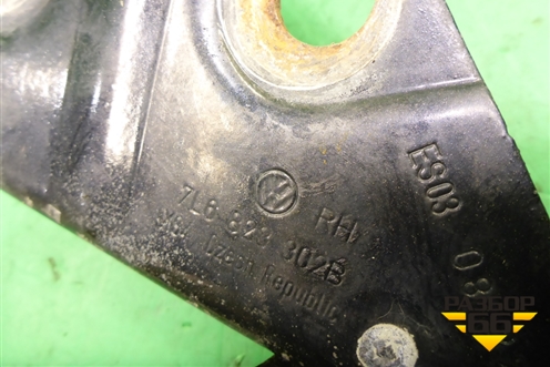 Петля капота правая (7L6823302B) для Volkswagen Touareg c 2002-2010г (Туарег)