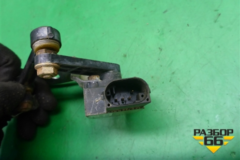 Датчик регулировки дорожного просвета (передний левый) (7L0616213D) для Volkswagen Touareg c 2002-2010г (Туарег)