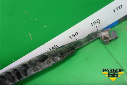 Кронштейн заднего бампера центральный (7L6807863B) для Volkswagen Touareg c 2002-2010г (Туарег)