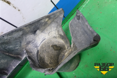 Кронштейн заднего бампера центральный (7L6807863B) для Volkswagen Touareg c 2002-2010г (Туарег)