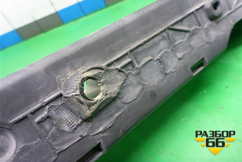 Кронштейн заднего бампера центральный (7L6807863B) для Volkswagen Touareg c 2002-2010г (Туарег)