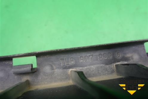 Кронштейн заднего бампера центральный (7L6807863B) для Volkswagen Touareg c 2002-2010г (Туарег)