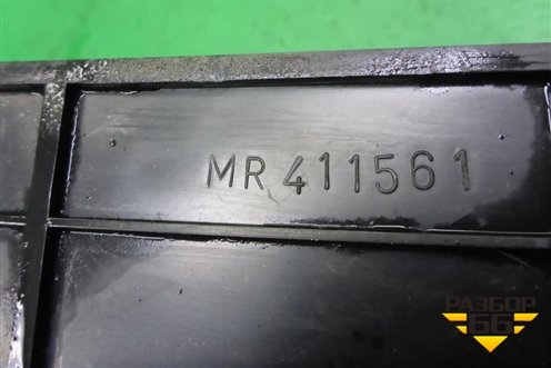 Ящик под аккумулятор (MR411561) для Mitsubishi Pajero/Montero с 2007г (Паджеро 4/Монтеро)
