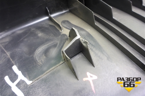 Обшивка багажника на заднюю панель (BP4K68891) для Mazda Mazda 3 (BK) с 2003-2009г 