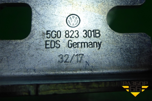 Петля капота левая (новая) (5G0823301B) для Volkswagen Golf VII с 2012г (Гольф 7)