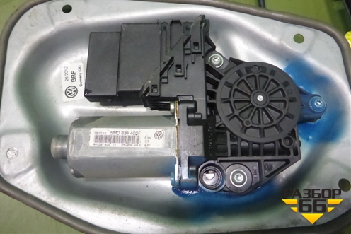 Стеклоподъёмник электрический задний правый (5M0839402F) для Volkswagen Golf V Plus с 2005-2014г (Гольф 5 Плюс)