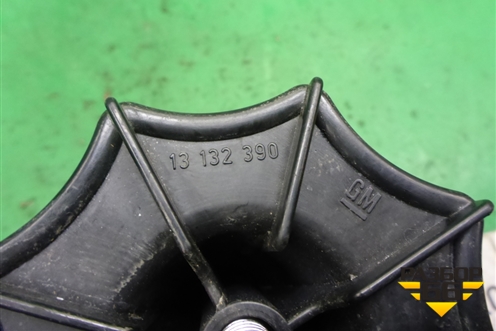 Болт крепления запасного колеса (13132390) для Chevrolet Cruze c 2009-2015г (Круз)