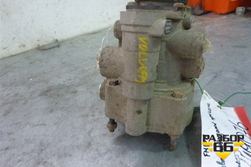 Кран управления тормозами прицепа 20424431 для Volvo TRUCK FH с 2002-2008г (ФШ)