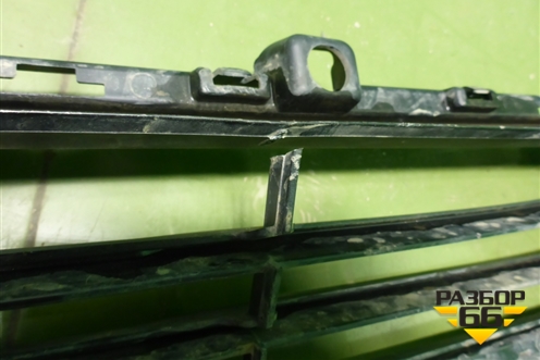 Решетка в передний бампер центральная (после 2022г под парктроник) (2803232XKQ11A) для Haval F7 с 2019г (Ф7)