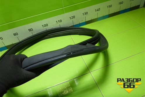 Уплотнитель двери задней левой для Mercedes Benz ML-Klass W164 c 2005-2011г (МЛ)