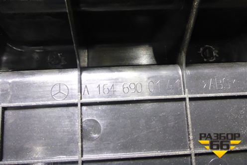 Обшивка багажника на заднюю панель (A1646900141) для Mercedes Benz ML-Klass W164 c 2005-2011г (МЛ)