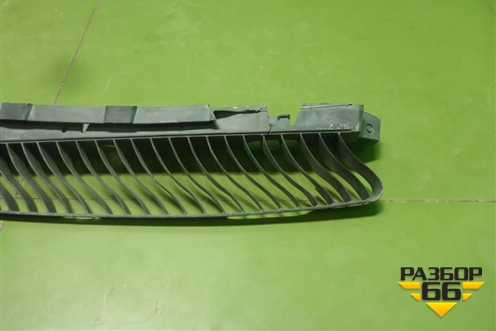 Кронштейн заднего бампера центральный (5NR807863) для Volkswagen Tiguan с 2016г (Тигуан)