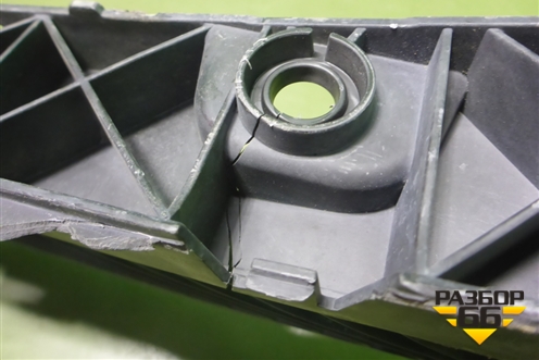 Кронштейн заднего бампера центральный (5NR807863) для Volkswagen Tiguan с 2016г (Тигуан)