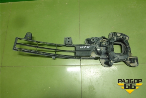 Решетка в передний бампер правая (после 2015г) (5311260210) для Toyota Land Cruiser (200) с 2008г (Ленд Крузер)