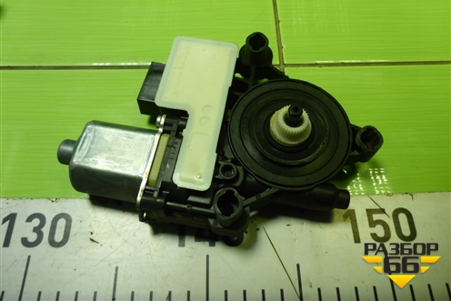 Моторчик стеклоподъёмника задний левый (5Q0959811E) для Skoda Octavia (A7) с 2013г (Октавия)