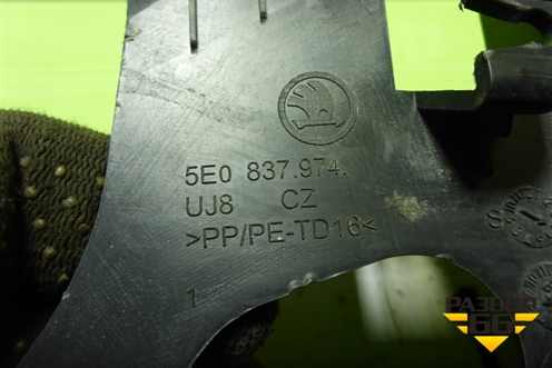 Накладка двери передней правой уголок (5E0837974) для Skoda Octavia (A7) с 2013г (Октавия)