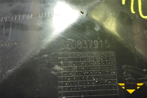 Заглушка (двери передней R+L новая) (5E0837915) для Skoda Octavia (A7) с 2013г (Октавия)