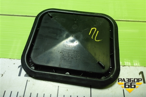 Заглушка (двери передней R+L новая) (5E0837915) для Skoda Octavia (A7) с 2013г (Октавия)