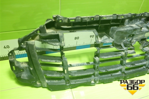 Кронштейн решетки радиатора (4M0807233E) для Audi Q7 c 2015г (Ку 7)