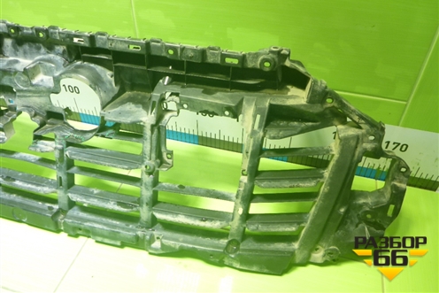 Кронштейн решетки радиатора (4M0807233E) для Audi Q7 c 2015г (Ку 7)