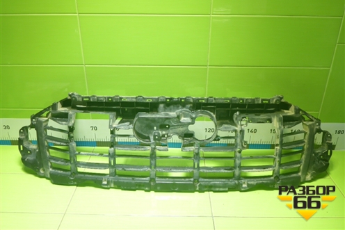 Кронштейн решетки радиатора (4M0807233E) для Audi Q7 c 2015г (Ку 7)