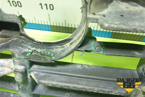 Кронштейн решетки радиатора (4M0807233E) для Audi Q7 c 2015г (Ку 7)