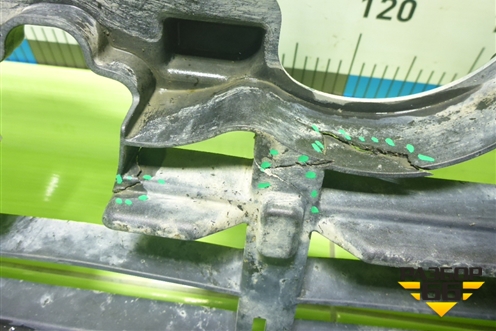 Кронштейн решетки радиатора (4M0807233E) для Audi Q7 c 2015г (Ку 7)