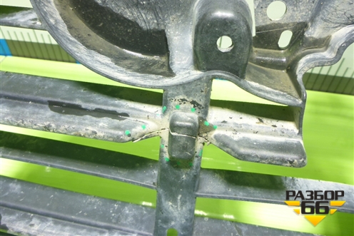 Кронштейн решетки радиатора (4M0807233E) для Audi Q7 c 2015г (Ку 7)