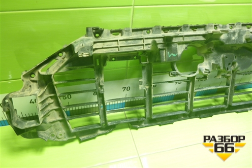 Кронштейн решетки радиатора (4M0807233E) для Audi Q7 c 2015г (Ку 7)