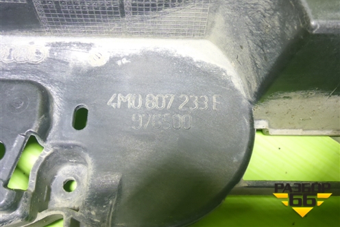 Кронштейн решетки радиатора (4M0807233E) для Audi Q7 c 2015г (Ку 7)