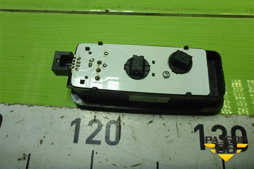 Плафон салонный боковой (правый) (8R0947292) для Audi Q5 c 2008-2017г (Ку 5)