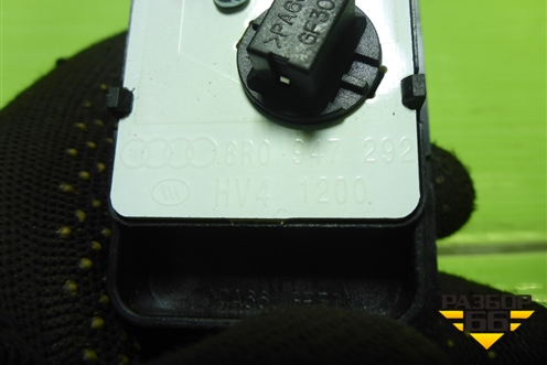 Плафон салонный боковой (правый) (8R0947292) для Audi Q5 c 2008-2017г (Ку 5)