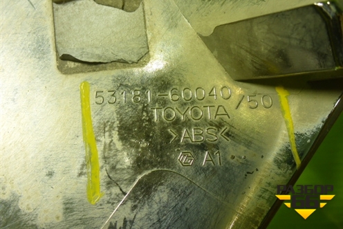 Накладка на решетку радиатора (Правая) (5318160040) для Toyota Land Cruiser (200) с 2008г (Ленд Крузер)